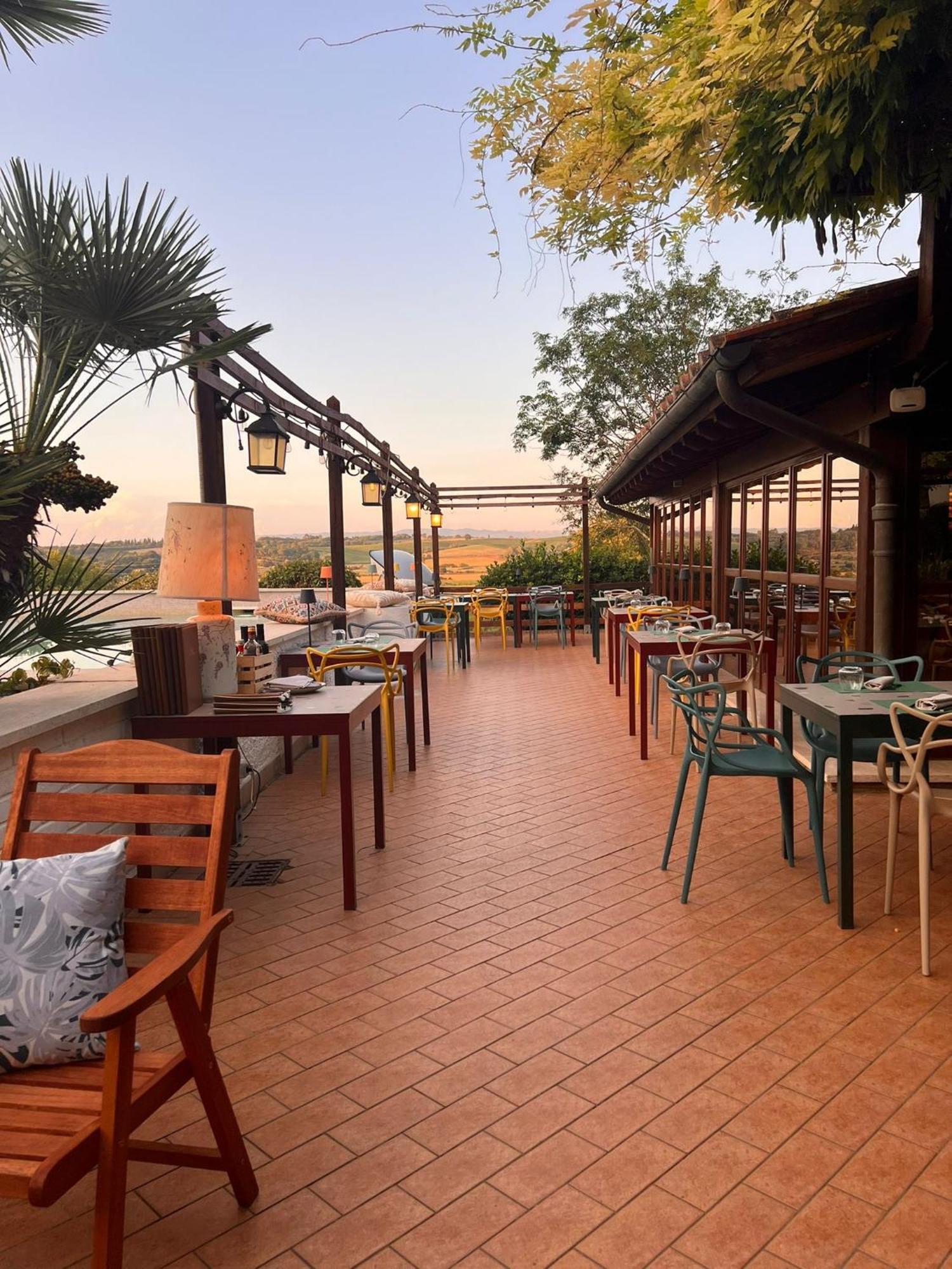 קולה ואל ד'אלזה Hotel Il Pietreto מראה חיצוני תמונה