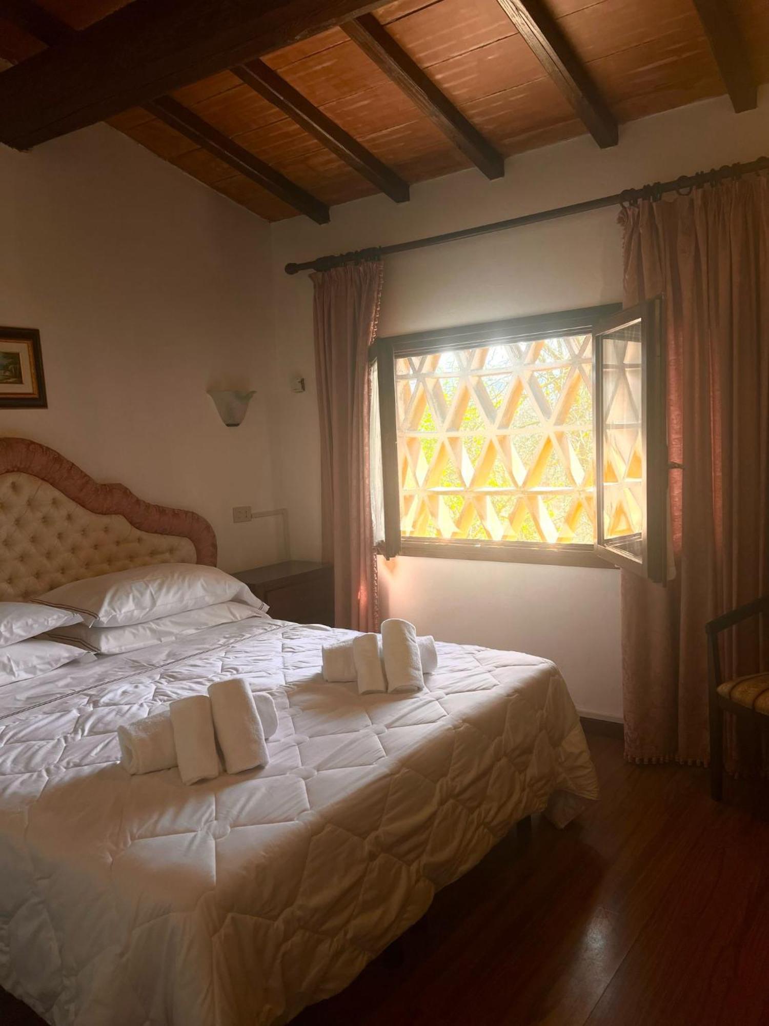 קולה ואל ד'אלזה Hotel Il Pietreto מראה חיצוני תמונה
