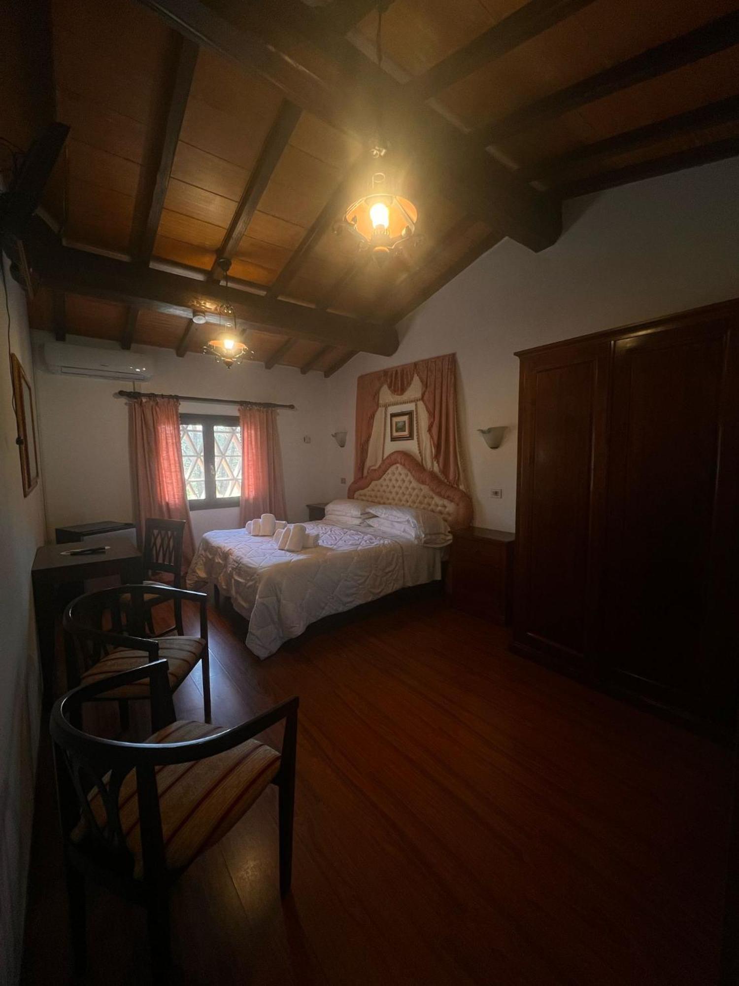 קולה ואל ד'אלזה Hotel Il Pietreto מראה חיצוני תמונה