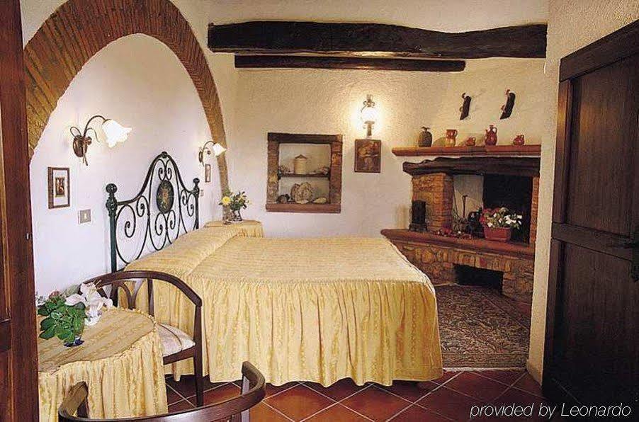 קולה ואל ד'אלזה Hotel Il Pietreto מראה חיצוני תמונה